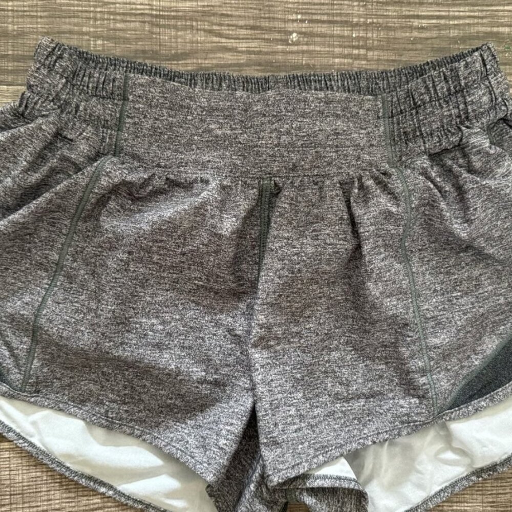 Lululemon low rise hotty hot shorts 2.5” size 6
